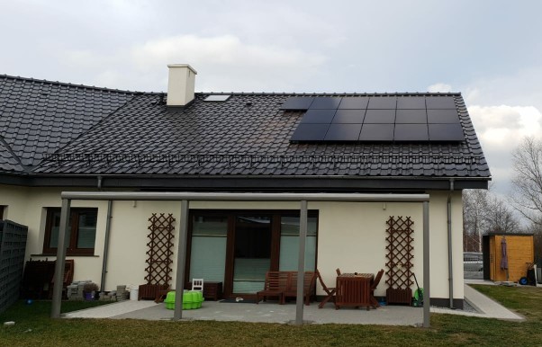 Panele słoneczne na dachu firmy
